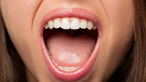 5 Cara Menghilangkan Bau Mulut Saat Puasa - GenPI.co