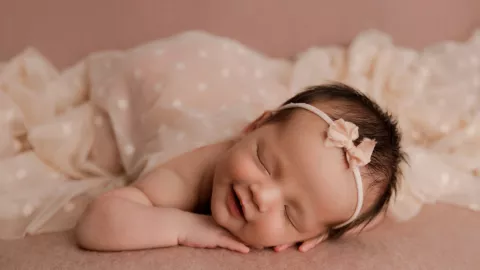 Penuh Rasa Syukur, Ayah Bunda Bisa Beri Nama Bayi Bermakna Berkah - GenPI.co