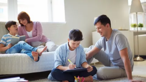 4 Tips Seru Kegiatan Bersama Anak di Rumah, Dijamin Enggak Jenuh - GenPI.co