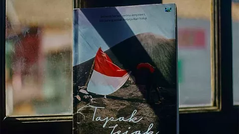 Buku Tapak Jejak, Sepenggal Kisah Patah Hati dan Perjalanan - GenPI.co