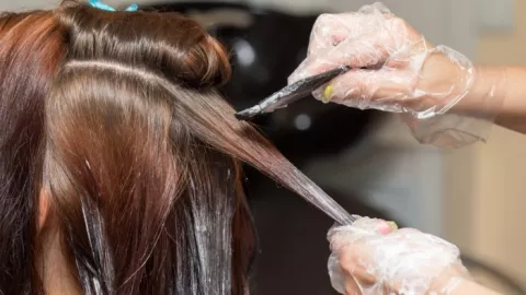 Tanpa ke Salon, 4 Langkah Merawat Rambut yang Diwarnai di Rumah - GenPI.co