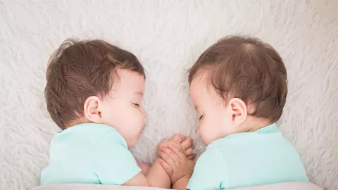 Inspirasi Nama Bayi Kembar Laki-laki Modern, Sangat Keren! - GenPI.co