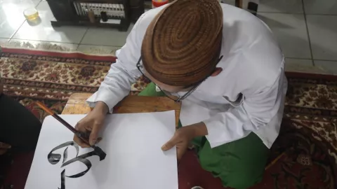 Seni Kaligrafi di Pondok Pesantren Bisa Jadi Potensi Ekonomi - GenPI.co