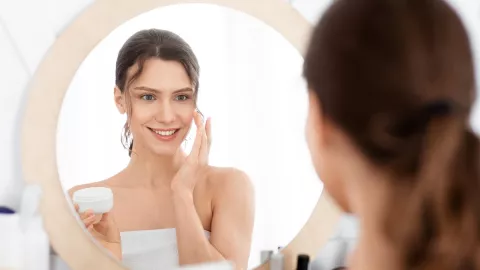 6 Cara Bedakan Krim Wajah Palsu Saat Beli di Toko Kosmetik - GenPI.co