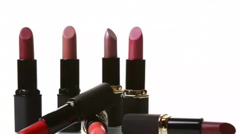 4 Warna Lipstik yang Cocok untuk Bibir Gelap - GenPI.co