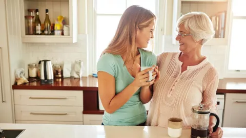 5 Tips Membuat Calon Mertua Menerima dan Sayang Sama Kamu - GenPI.co