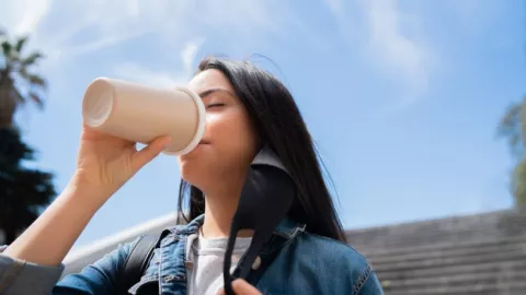 3 Minuman Ini Bikin Kamu Cepat Tampak Tua - GenPI.co