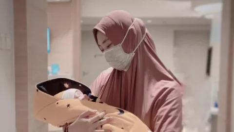 Bawa Anak ke Rumah Sakit, Oki Setiana Dewi Lupa Hari Ultahnya - GenPI.co