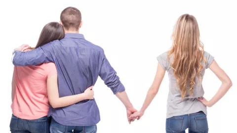 Jangan Mau Dikibuli Pasangan, 4 Tanda Hubungan Ada Orang Ketiga - GenPI.co