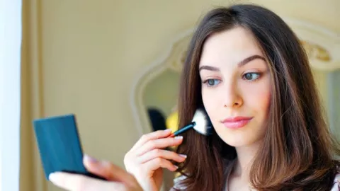 3 Cara Mencegah Jerawat bagi Kamu yang Suka Pakai Makeup - GenPI.co