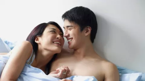 4 Kebiasaan di Kamar yang Menunjukkan Cinta Tulus Suami ke Istri - GenPI.co