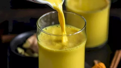 Khasiat Rutin Minum Susu Campur Bubuk Kunyit Sangat Tak Terduga - GenPI.co