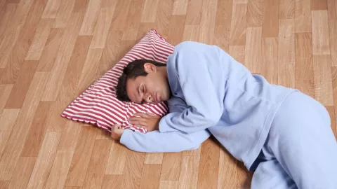 Ternyata Tidur di Lantai Bisa Bantu Meringankan Sakit Punggung - GenPI.co
