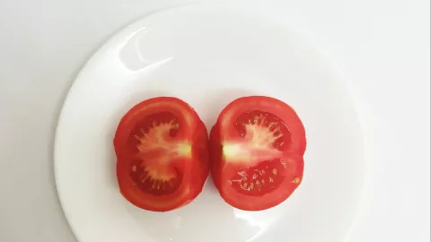 Kulit Wajah Bersih Bebas Jerawat dengan Tomat, Begini Caranya - GenPI.co