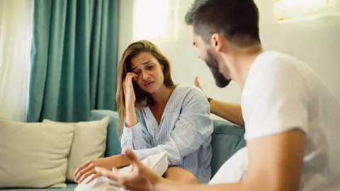Bukan Mata Keranjang, 5 Sikap Suami Paling Menyakiti Hati Istri - GenPI.co