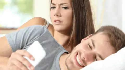  Pasangan Selingkuh Online Itu Nyakitin, Ini Cara Ngeceknya - GenPI.co