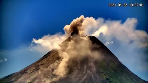 Merapi Keluarkan Lava Pijar, Gempa Vulkanik Dangkal Terekam - GenPI.co