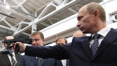 Putin Kerahkan Pasukan Spionase Rusia Lawan NATO - GenPI.co
