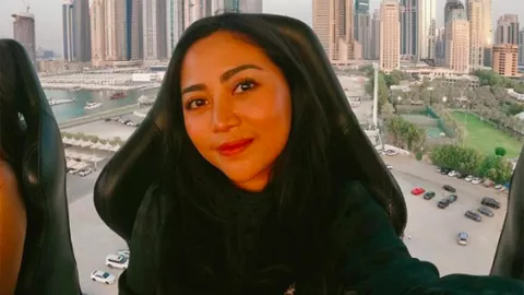 Kaum Miskin Mundur! Rachel Vennya Pakai Hijab Harga Rp 8 Jutaan - GenPI.co