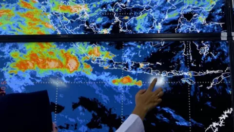 Waspada! Hujan Lebat Disertai Kilat dan Gelombang Tinggi Hari Ini - GenPI.co