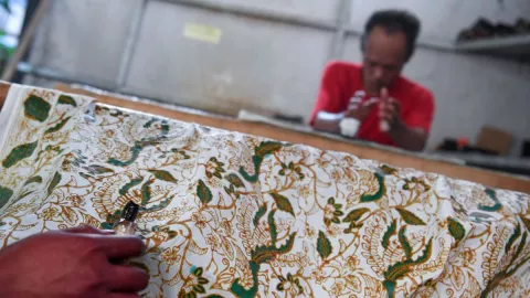 Pengrajin Batik Candi Borobudur Sepi Pembeli - GenPI.co