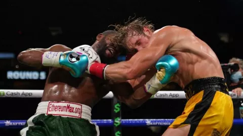 Adu Bogem Mentah, Logan Paul Buat Mayweather Angkat Jempol - GenPI.co