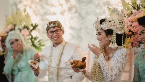 5 Tradisi Pengantin Sunda dan Maknanya, Sungguh Sakral! - GenPI.co