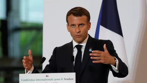 Pedas, Presiden Prancis Emmanuel Macron Kena Tampar - GenPI.co