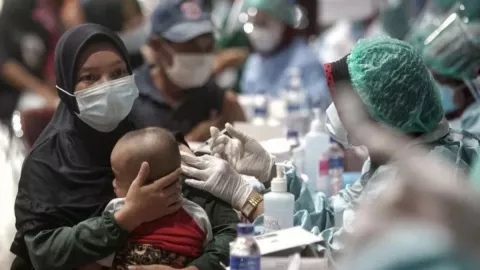 Vaksinasi Covid-19 Massal di Bekasi Jadi Percontohan Nasional - GenPI.co