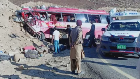 Bus Peziarah Terbalik di Pakistan, 18 Warga Tewas Bergelimpangan - GenPI.co