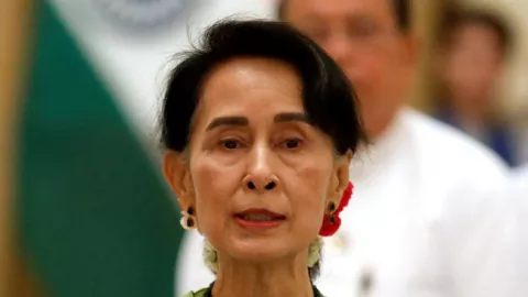 Aung San Suu Kyi Bakal Hadapi 5 Tuduhan Palsu di Pengadilan - GenPI.co