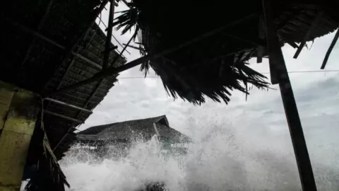 Gelombang Tinggi di Natuna, Transportasi Laut Diminta Waspada - GenPI.co