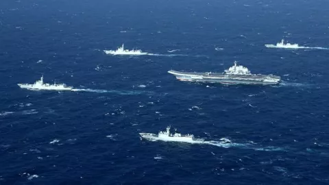 Kapal Perang China Hadapi Kapal Induk AS dan Inggris, LCS Memanas - GenPI.co