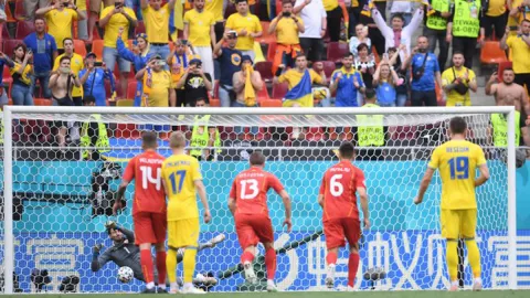 Ukraina vs Makedonia Utara 2-1: Singa Tua Gagal Mengaum - GenPI.co