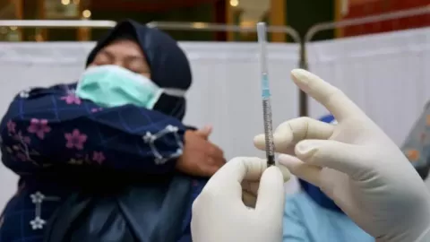Vaksinasi Covid-19 di Solok Selatan Terhenti, Stok Vaksin Habis - GenPI.co