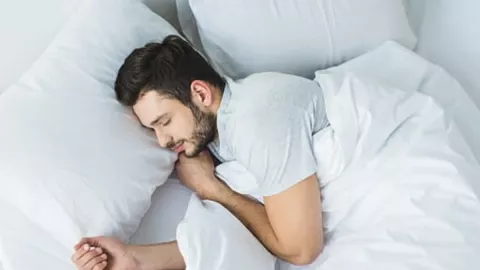 Tidur Tak Pakai Celana Dalam, Manfaatnya Top Markotop untuk Pria - GenPI.co