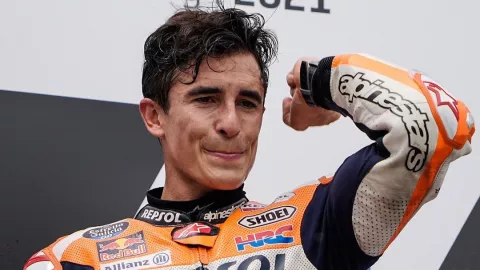 Bikin Ngilu, Mata Marquez Kemasukan Pasir di MotoGP Inggris - GenPI.co
