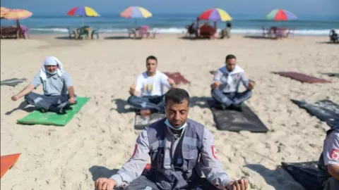 Lihat itu, Awak Ambulans di Jalur Gaza Semangat Berlatih Yoga! - GenPI.co