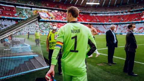 Manuel Neuer Dukung LGBT, UEFA Beri Sikap Tegas - GenPI.co