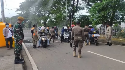 Pos Penyekatan Suramadu Masih Rusuh, Brimob Tembakan Gas Air Mata - GenPI.co