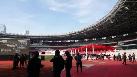 Budi Rela Antre Vaksin Massal di Stadion Gelora Bung Karno - GenPI.co