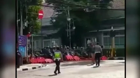 Puluhan Pemotor Terobos Blokade Jalan, Polisi Bilang Begini - GenPI.co