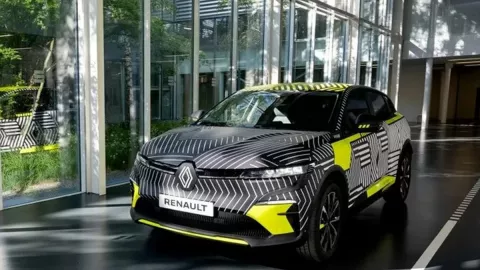 Renault Gandeng Mitra untuk Pabrik Baterai Mobil Listrik - GenPI.co