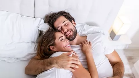 4 Tips Ampuh Agar Hubungan Suami Istri Makin Hot di Ranjang - GenPI.co