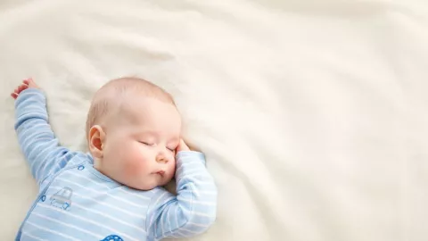 3 Cara Mengatasi Bentol Merah pada Kulit Bayi - GenPI.co