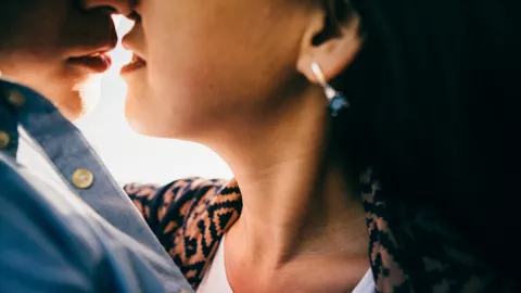 Pria dan Wanita Harus Lakukan Ciuman, Khasiatnya Dahsyat Banget - GenPI.co