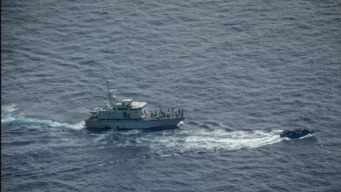 Biadab! Kapal Kecil Penuh Pengungsi Libya Dikejar dan Ditembaki - GenPI.co