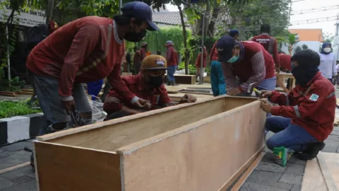 Surabaya Siapkan Ratusan Peti Mati Jenazah Covid-19 - GenPI.co