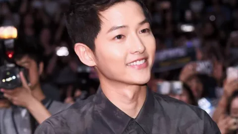 Song Joong Ki Tunda Syuting Meski Negatif Covid-19, Kok Bisa? - GenPI.co