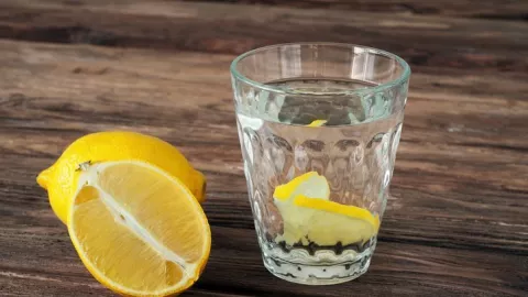3 Manfaat Rutin Minum Air Lemon, Pria dan Wanita Pasti Suka - GenPI.co